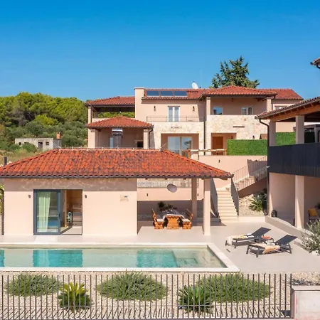 Luxury Wave Heated Pool Sauna Villa *