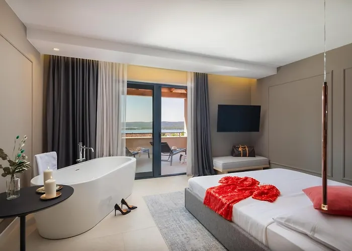 Luxury Wave Heated Pool Sauna Vila