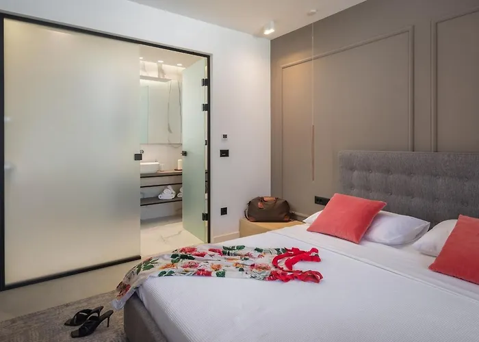 Luxury Wave Heated Pool Sauna Villa